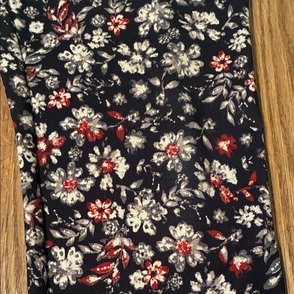 Abercrombie & Fitch Floral Print Leggings - Black and Pink - Picture 4 of 10